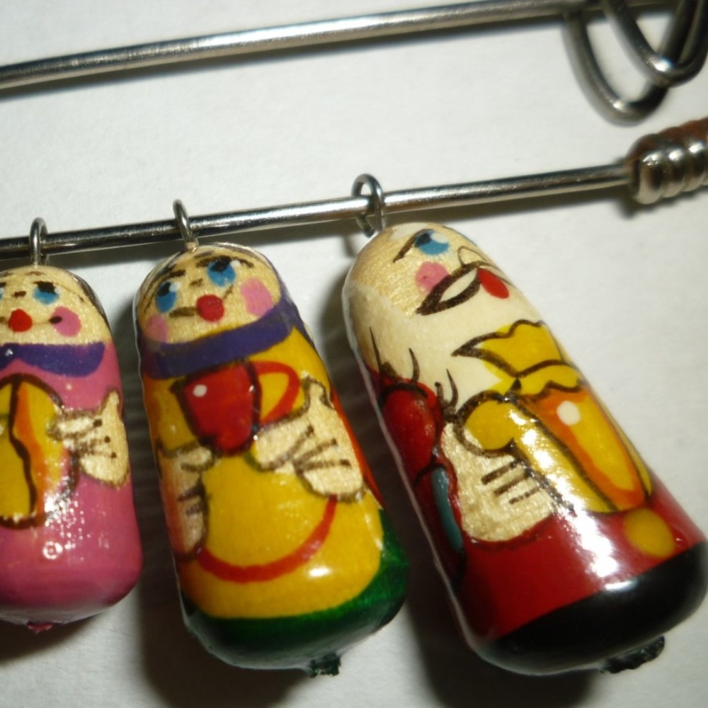 VINTAGE RUSSIAN PIN WOODEN CHARMS GRADUATED HAND PAINTED MATRESHKA DOLL